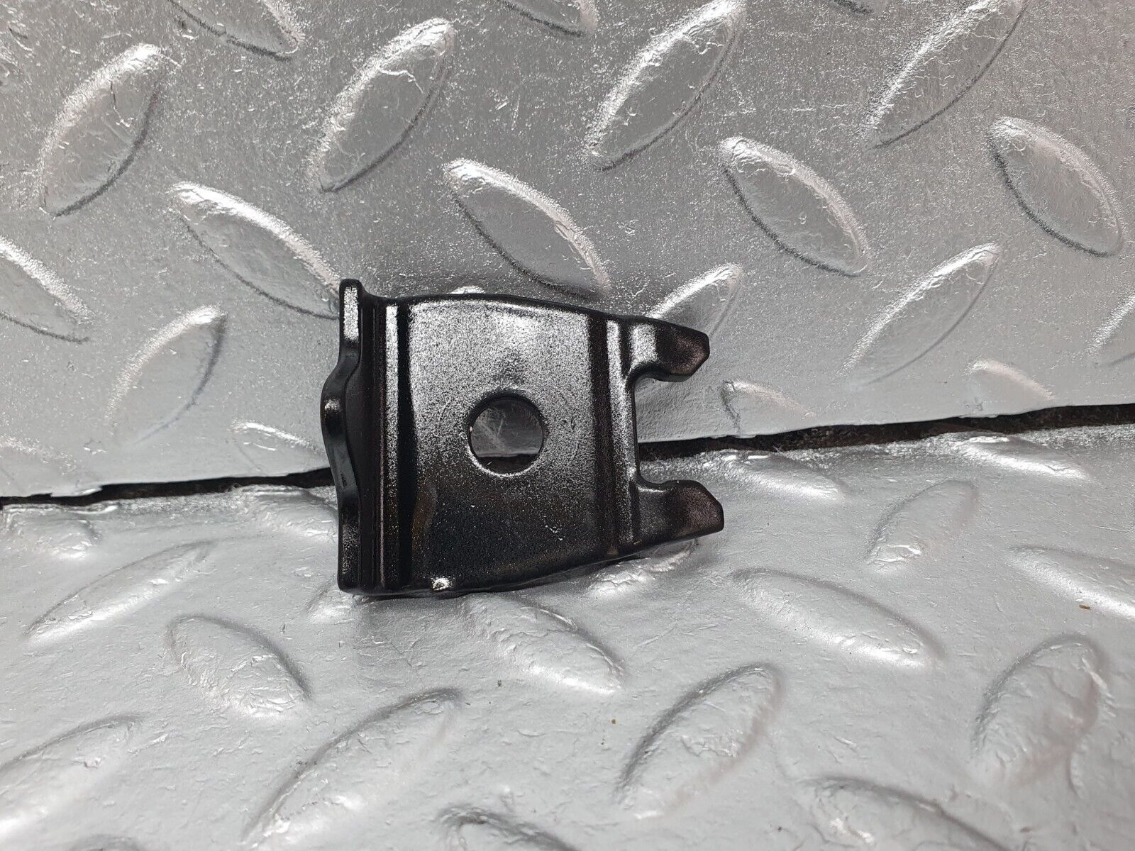 42119 Mercedes-Benz W202 C200 Anti Roll Bar Holder Bracket Front Left