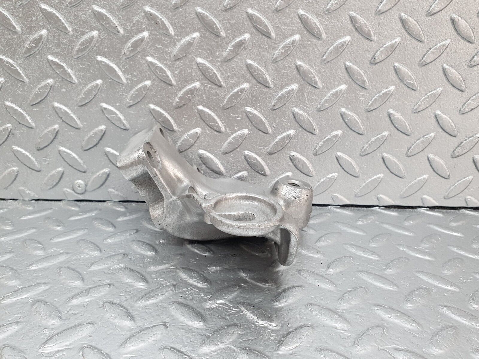 43553 Mercedes-Benz C126 380SEC Coupe Engine Mount Bracket Right 1162235104