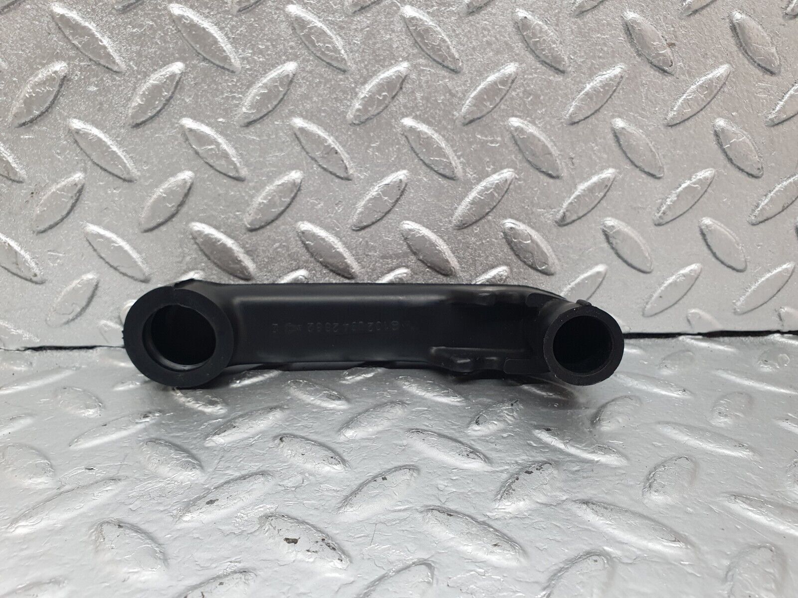 43998 Mercedes-Benz C123 230CE Coupe Crankcase Breather Pipe 1020942682