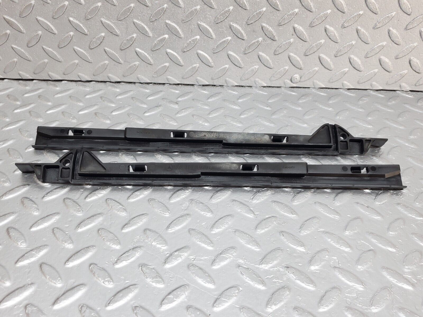 44676 Mercedes-Benz W124 220E Sunroof Frame Guide Rail 1247820131 1247820231