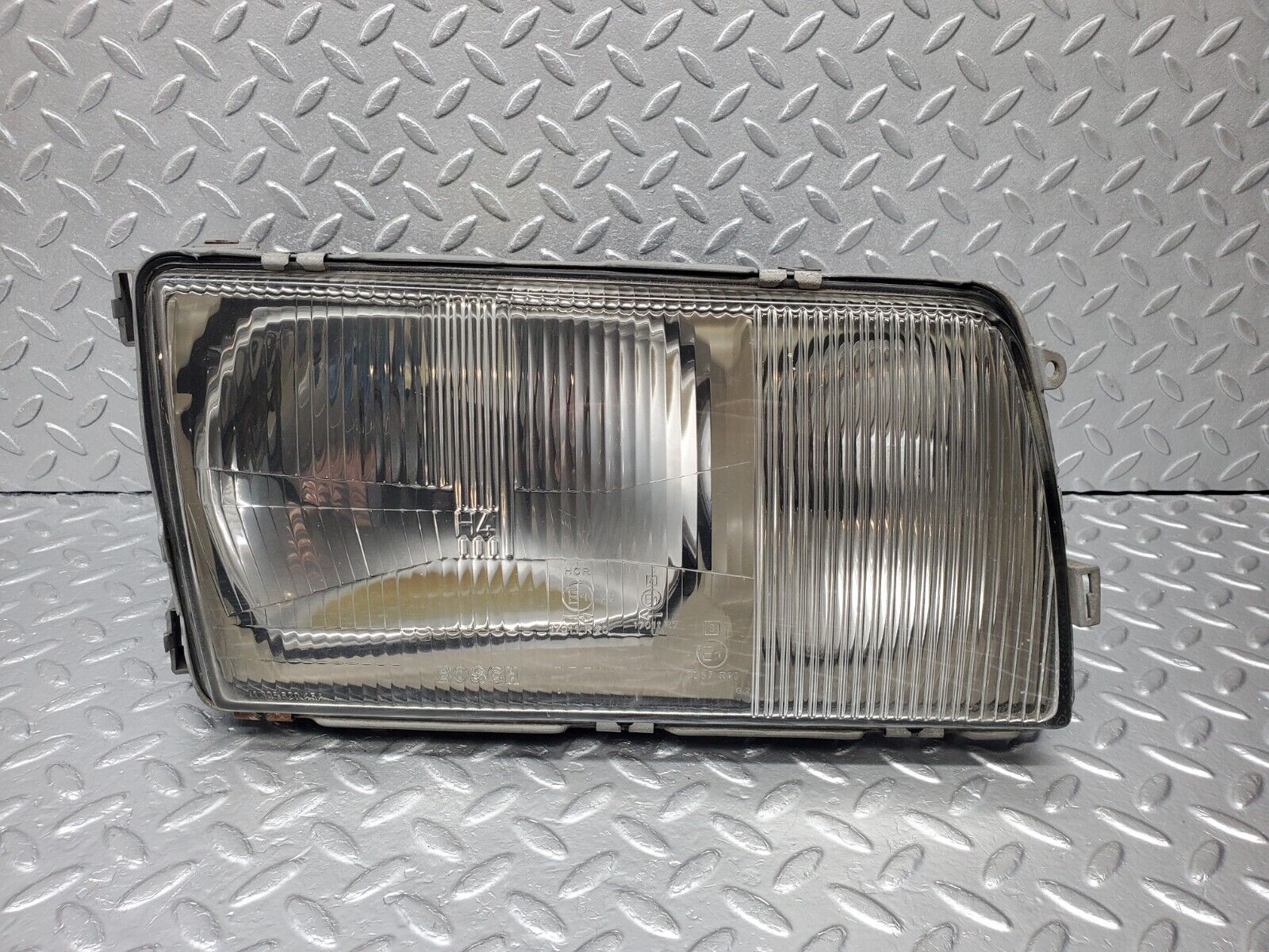 45826 Mercedes-Benz W126 420SE Headlight Right Bosch 0301065706 1268209361