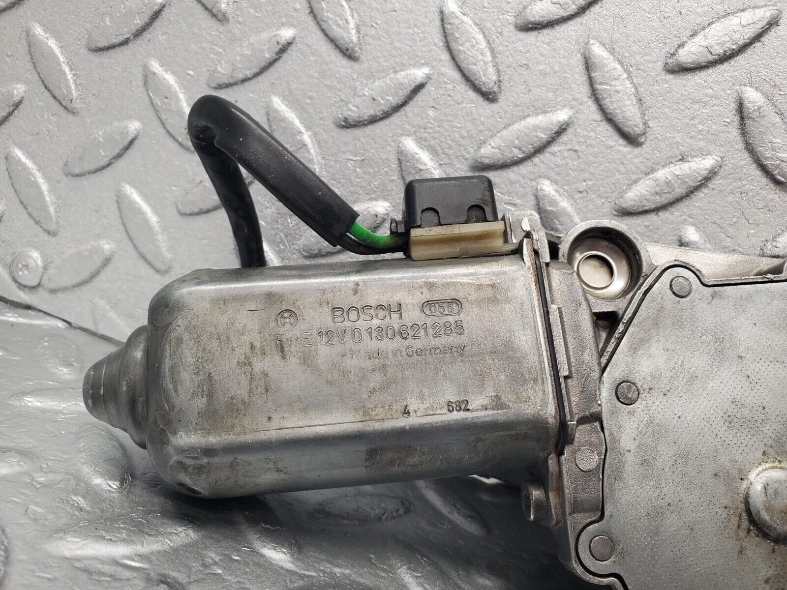 30309 Mercedes-Benz W124 230E Window Regulator Motor Right Bosch 0130821285