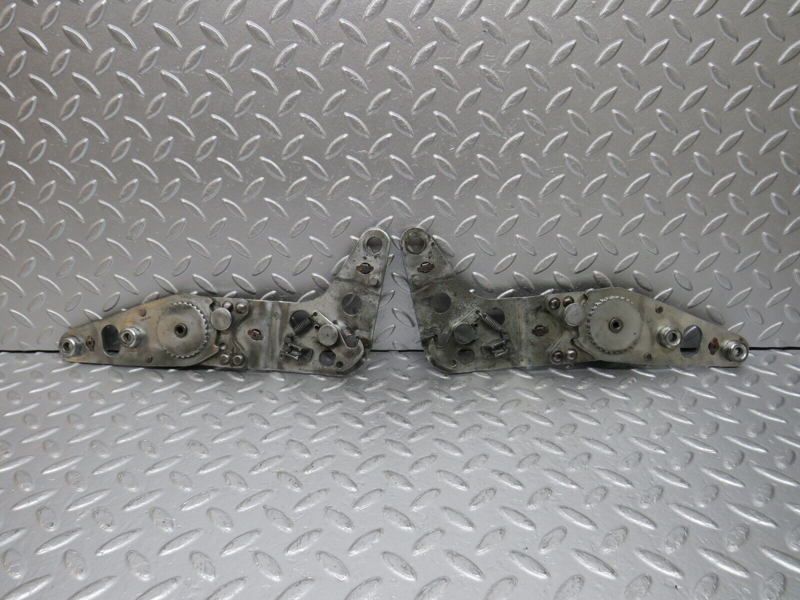 33209 Mercedes-Benz R107 Front Left Seat Hinge Pair 0009107685 0009107986