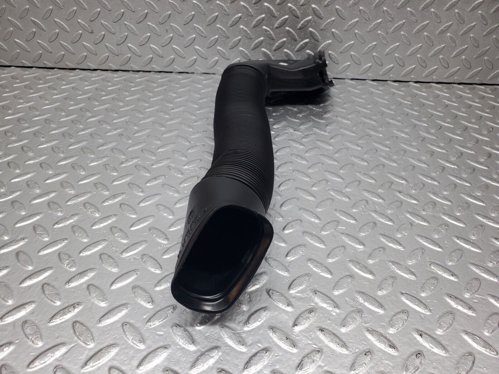 44585 Mercedes-Benz W124 220E Heater Pipe Air Pipe Right Side 1248320088