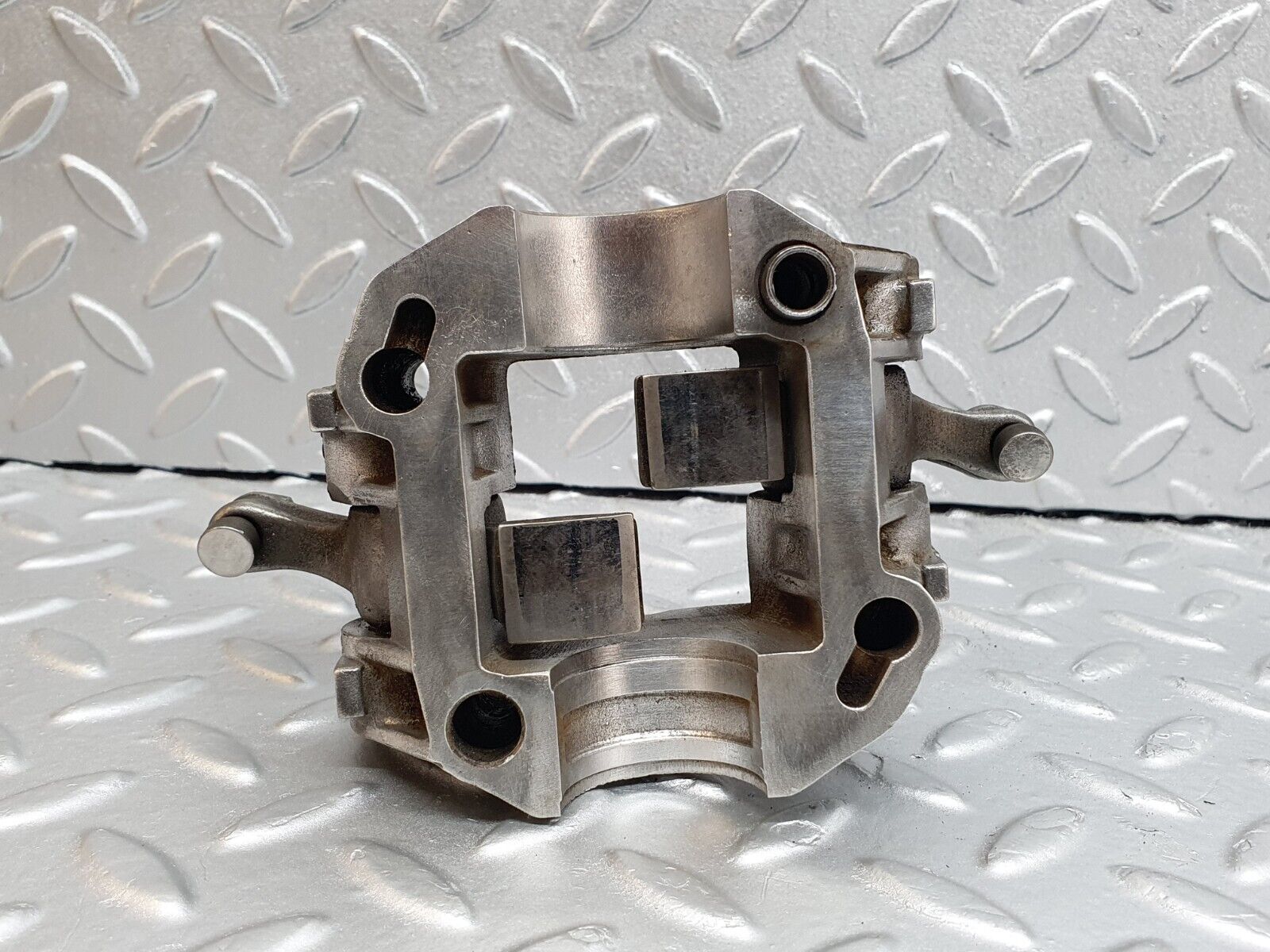 43067 Mercedes-Benz W123 Rocker Arms Camshaft Bearing Block 1020510110