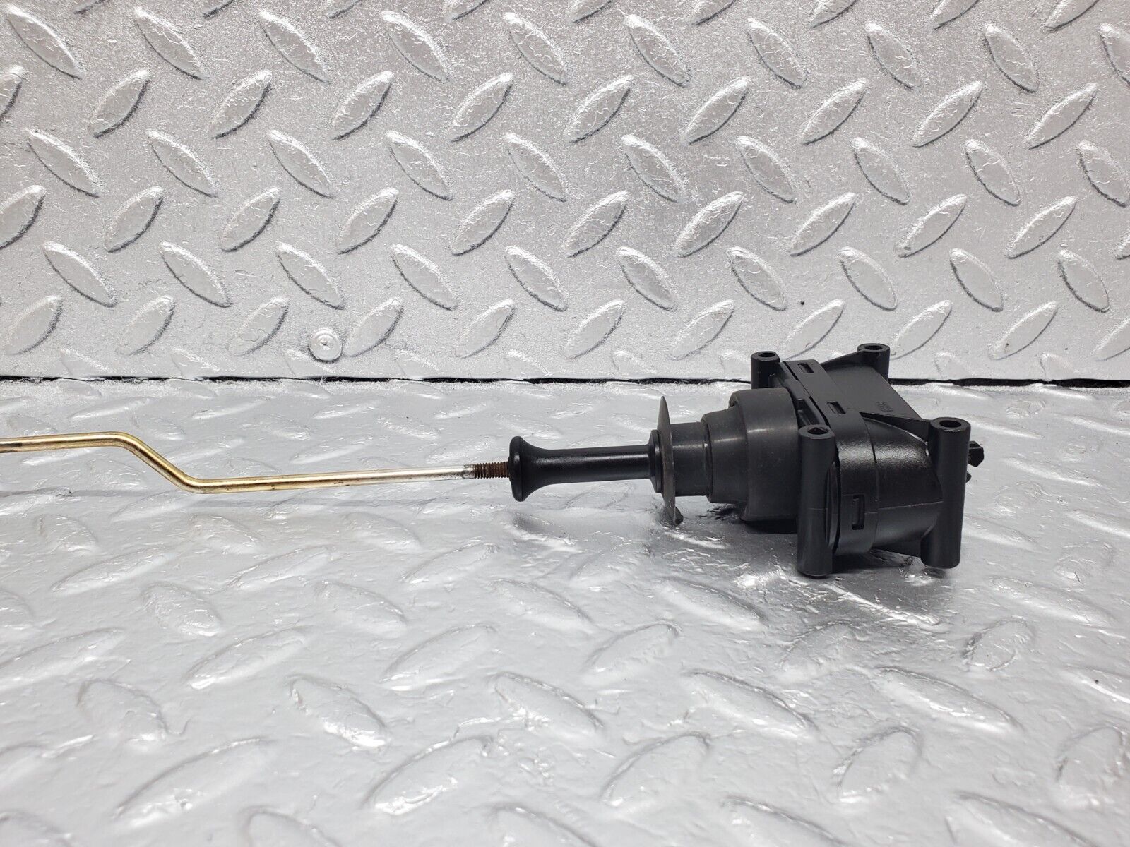 45643 Mercedes-Benz W126 420SE Rear Left Door Lock Vacuum Actuator