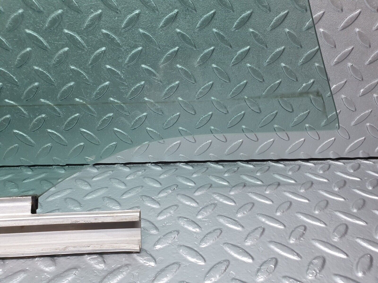 41994 Mercedes-Benz W202 C200 Front Left Door Window Glass