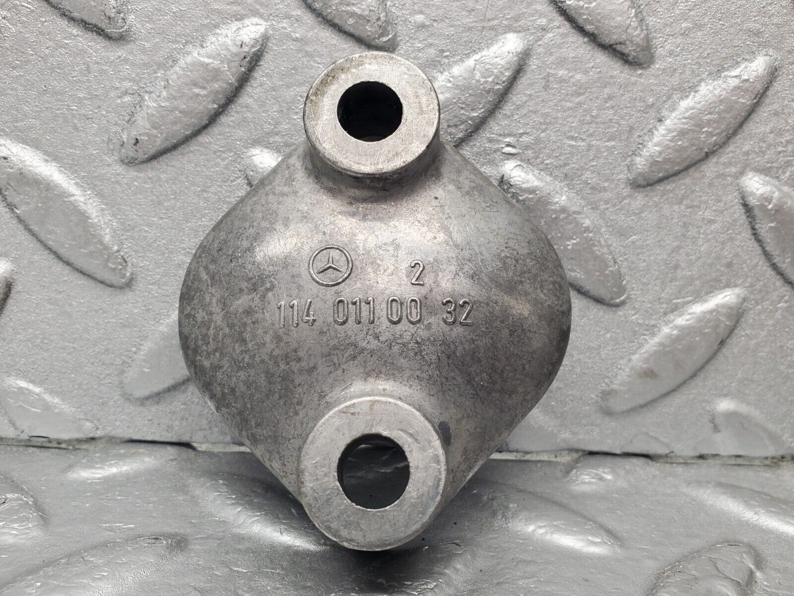 46113 Mercedes-Benz W114 280E Engine Fuel Pump Cover 1140110032