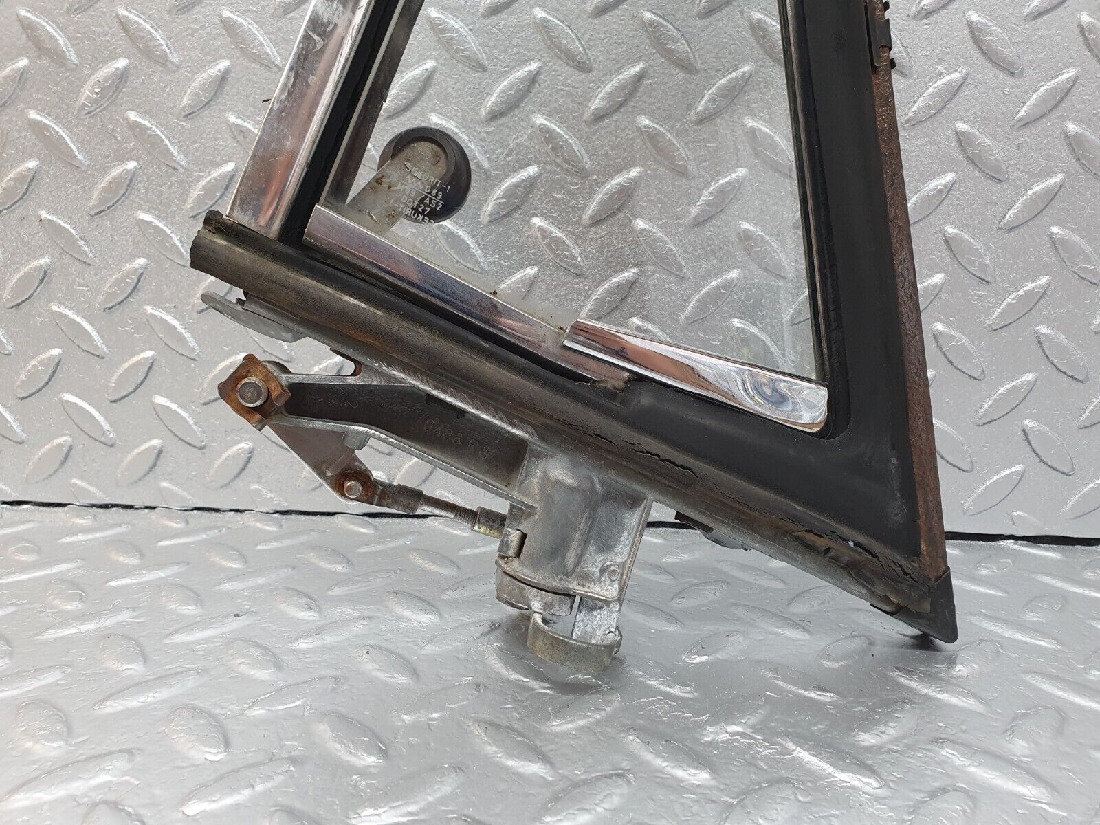 43225 Mercedes-Benz W108 280SE Front Right Quarter Window