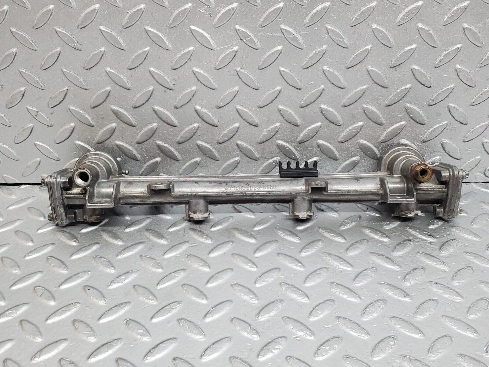 44733 Mercedes-Benz W124 220E Fuel Injector Rail 1110780745