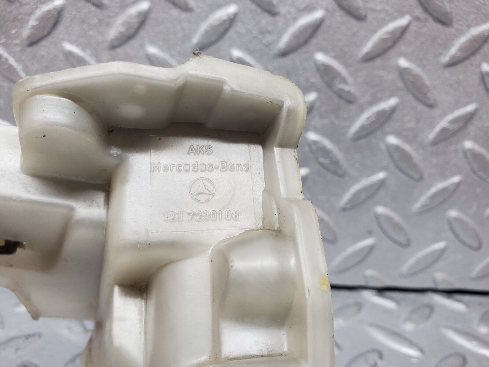 45621 Mercedes-Benz W126 420SE Front Left Door Lock Mechanism 1237230108