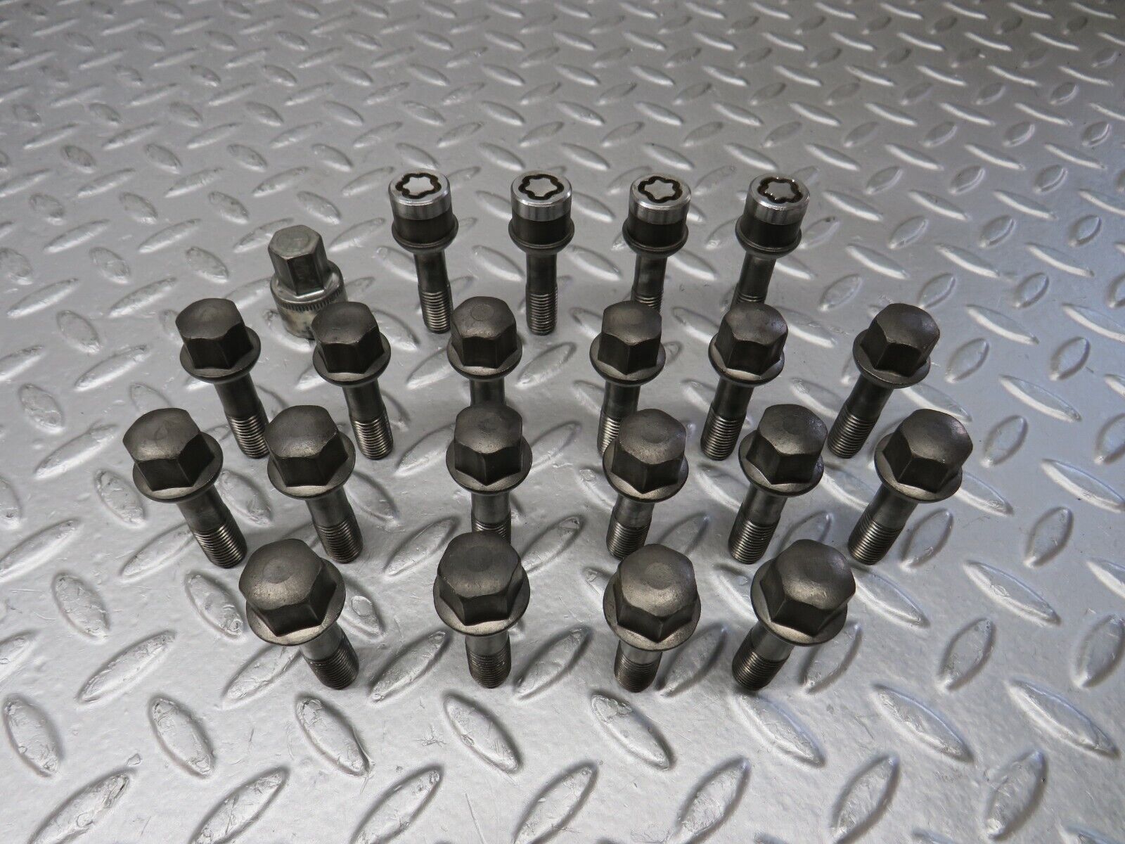 37998 Mercedes-Benz A124 Cabriolet Alloy Wheel Lug Bolt Set With Locking Bolts M12x1.5