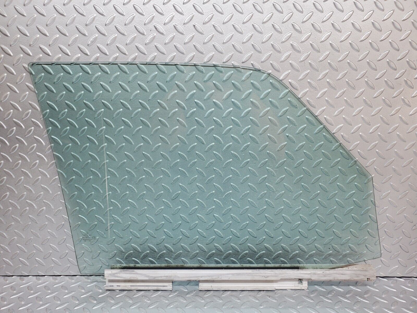 45801 Mercedes-Benz W126 420SE Front Left Door Window Glass