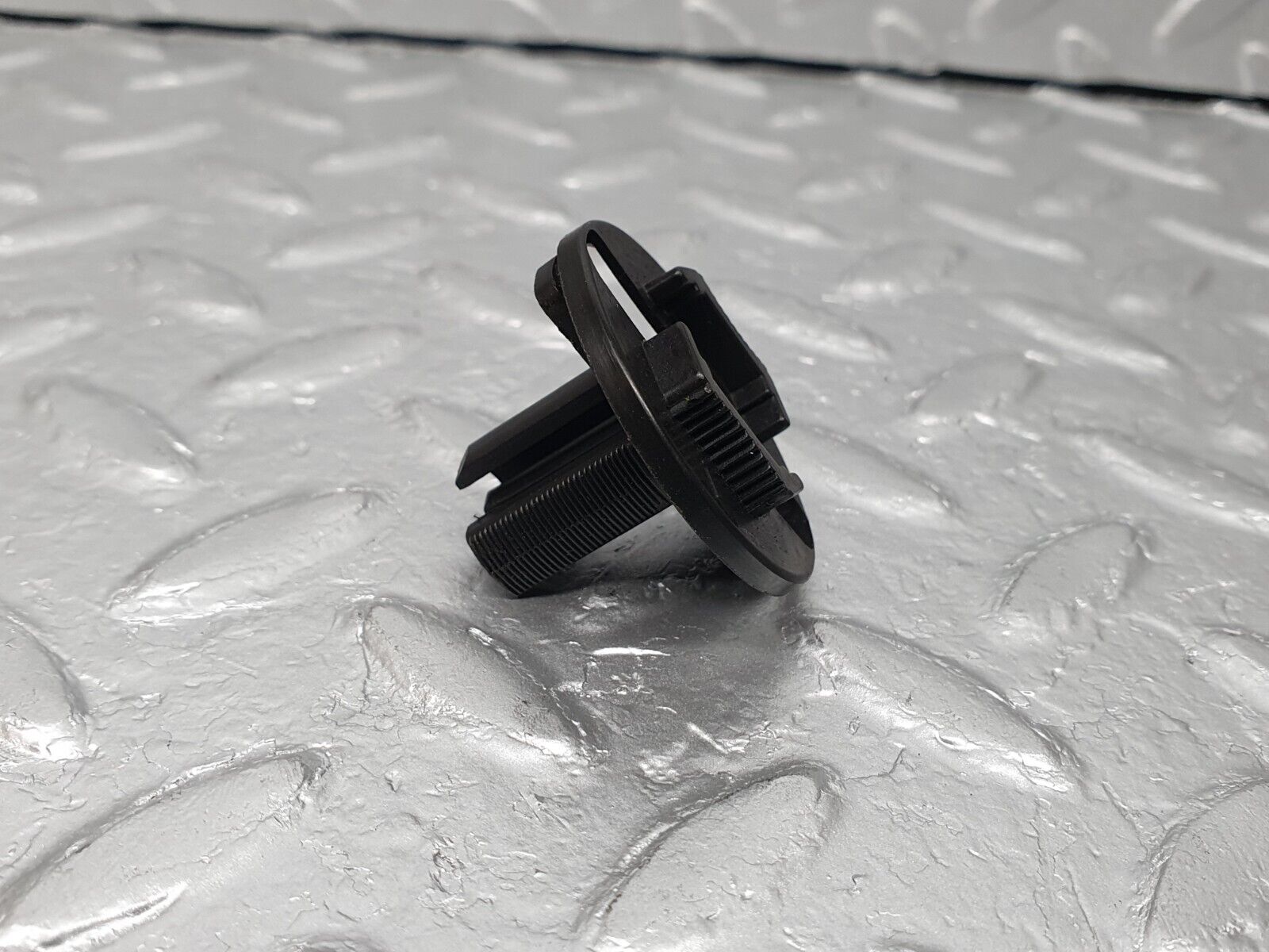 41689 Mercedes-Benz W124 200E Radiator Fan Shroud Holder