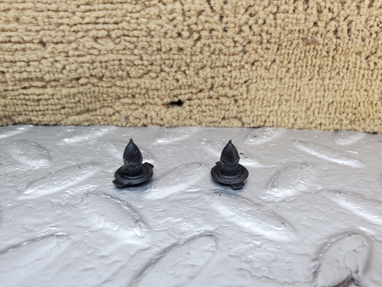 45697 Mercedes-Benz W126 420SE Front Left Door Sill Carpet Beige