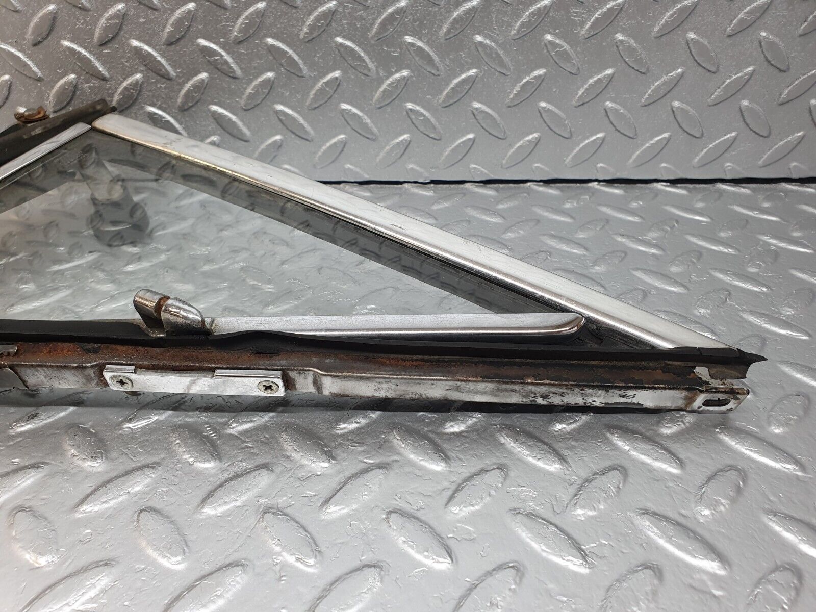 43225 Mercedes-Benz W108 280SE Front Right Quarter Window