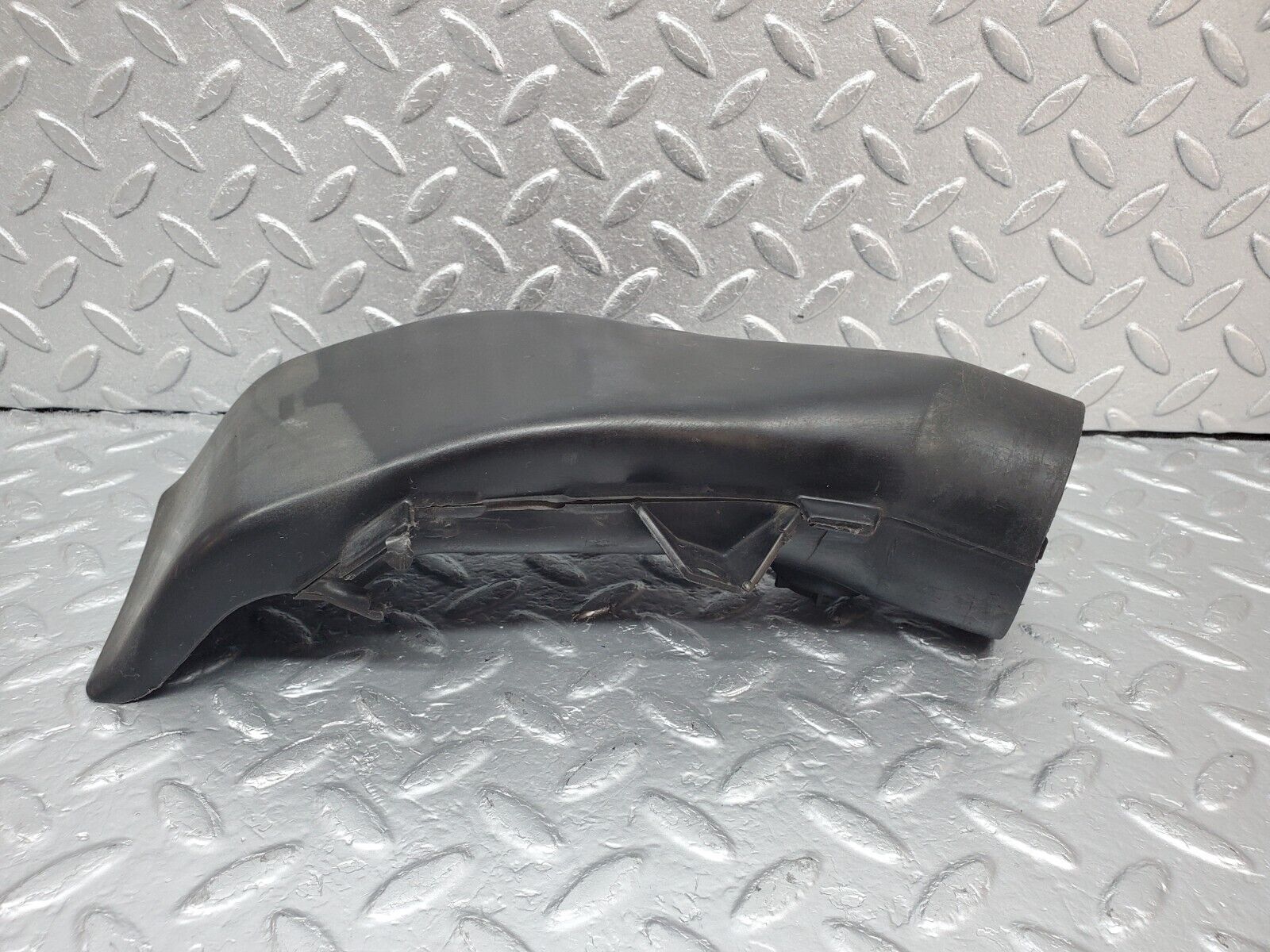 45570 Mercedes-Benz W126 420SE Air Intake Suction Pipe Right Side 1170940811