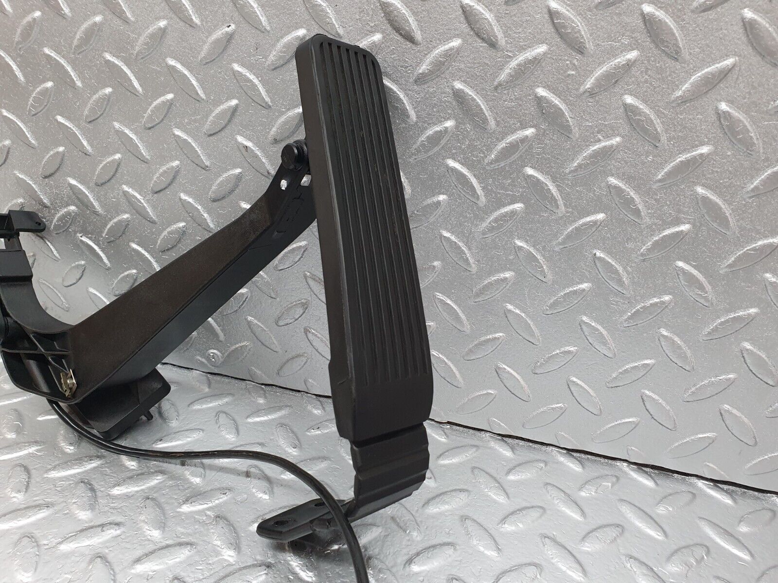 42202 Mercedes-Benz R129 320SL Coupe Accelerator Pedal With Rubber 1293010001 1293010382 1243011320