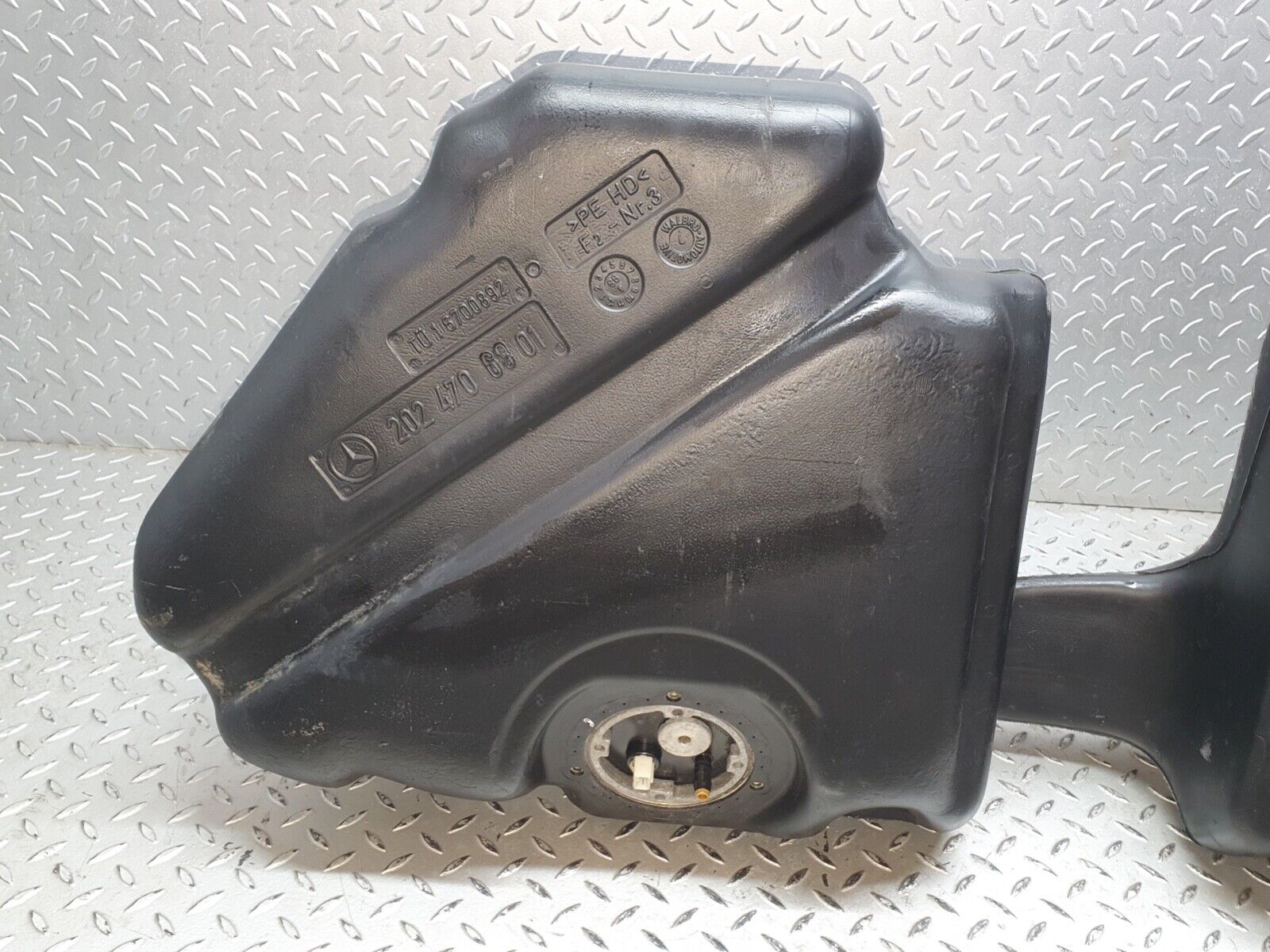 41999 Mercedes-Benz W202 C200 Fuel Tank Plastic 2024706901