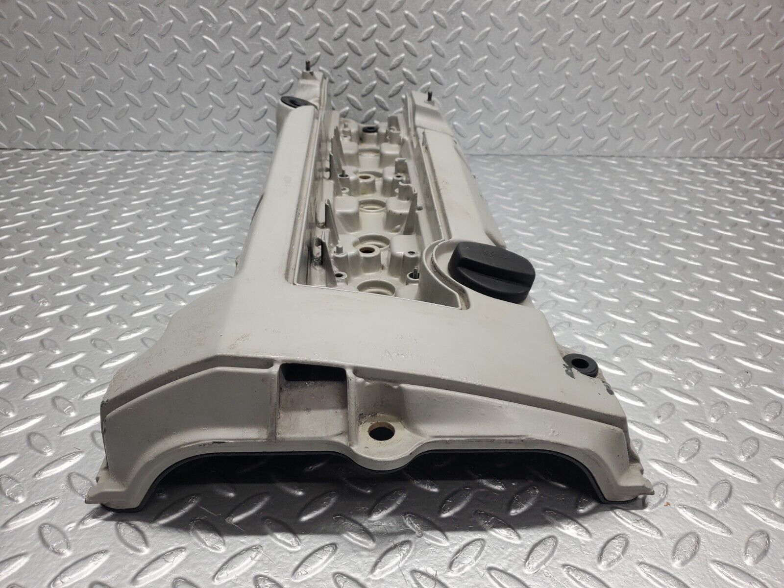 46232 Mercedes-Benz W124 280E Cylinder Head Valve Cover 1040160705