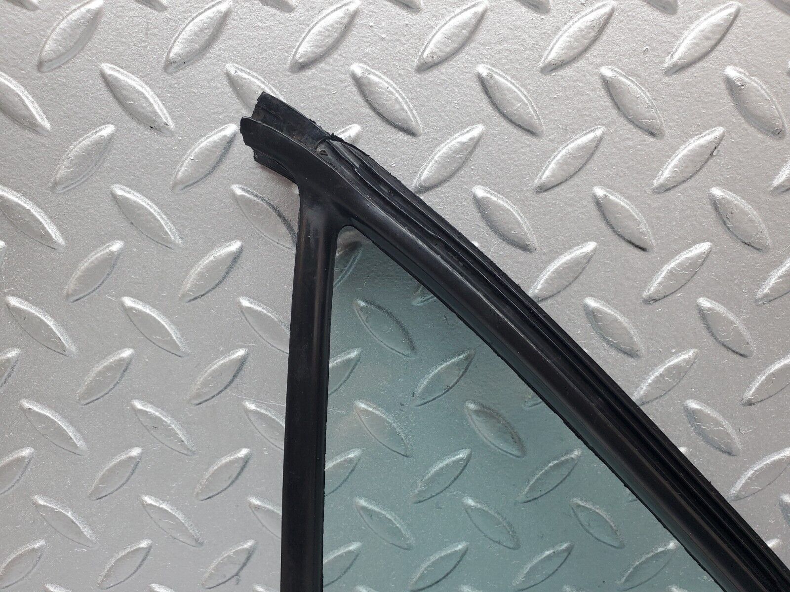 45803 Mercedes-Benz W126 420SE Rear Left Quarter Window Glass 1267350124