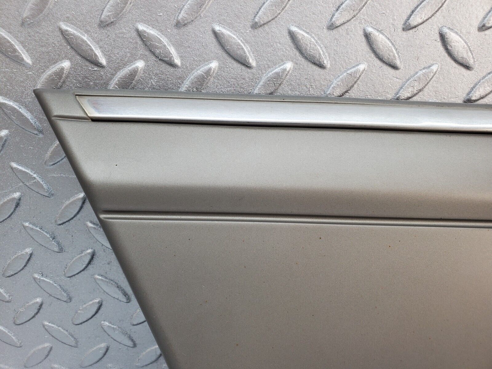 45703 Mercedes-Benz W126 420SE Front Left Fender Wing Moulding Trim 1266903540