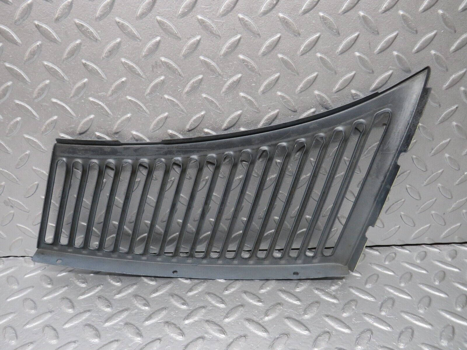 39082 Mercedes-Benz R107 500SL Air Intake Grill Right Side