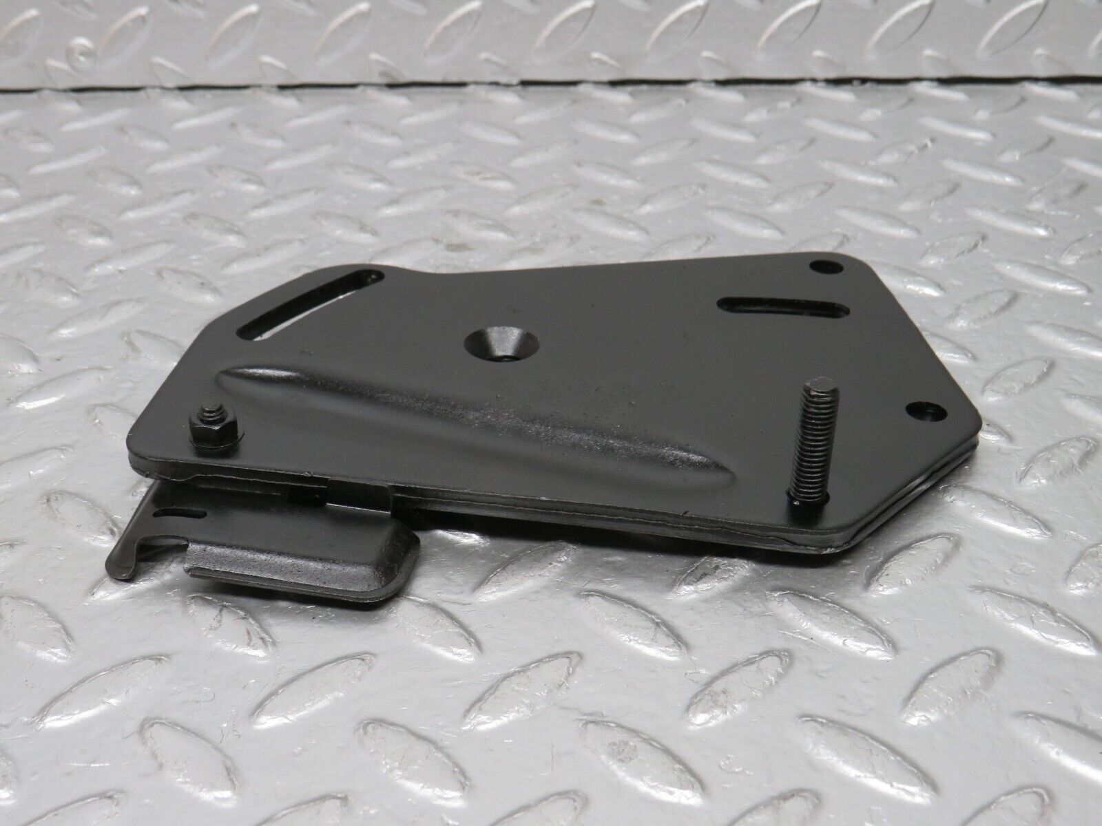 32945 Mercedes-Benz C107 R107 450 V8 Power Steering Pump Bracket