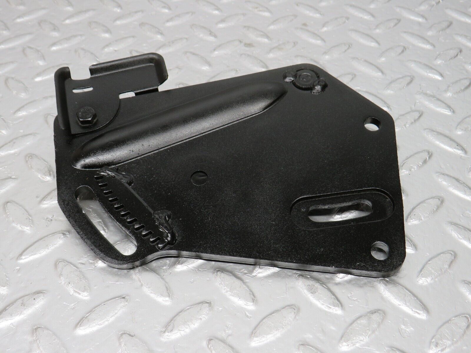 32945 Mercedes-Benz C107 R107 450 V8 Power Steering Pump Bracket