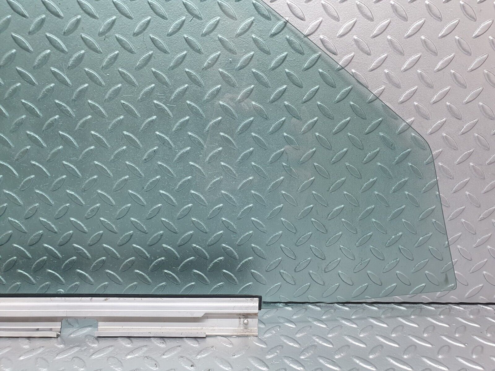 42869 Mercedes-Benz W201 190 2.0L Front Left Door Window Glass