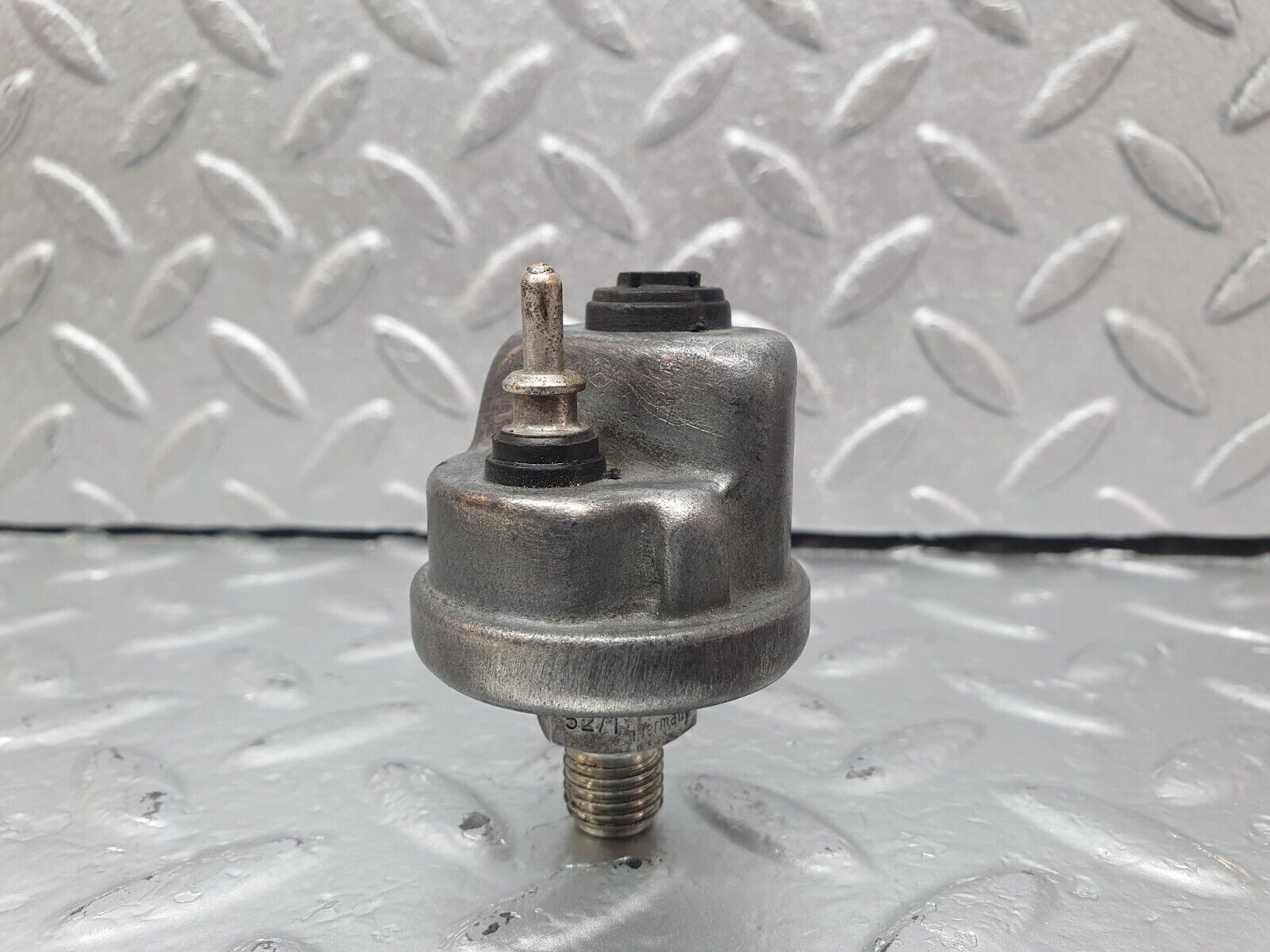 42907 Mercedes-Benz W201 190 2.0L Oil Pressure Sensor 0065429417