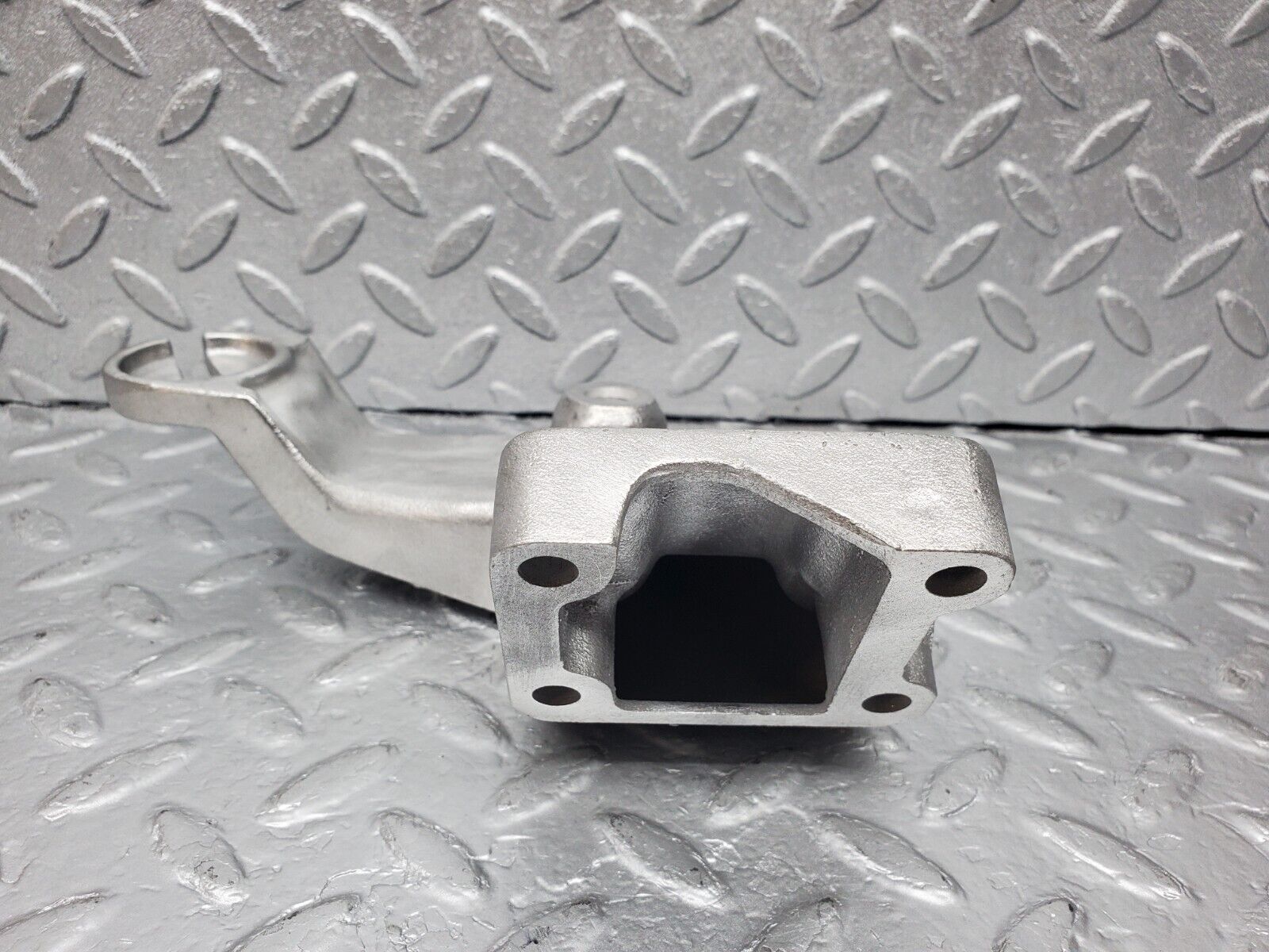 45923 Mercedes-Benz W126 420SE Engine Mount Bracket Left Side 1162235404