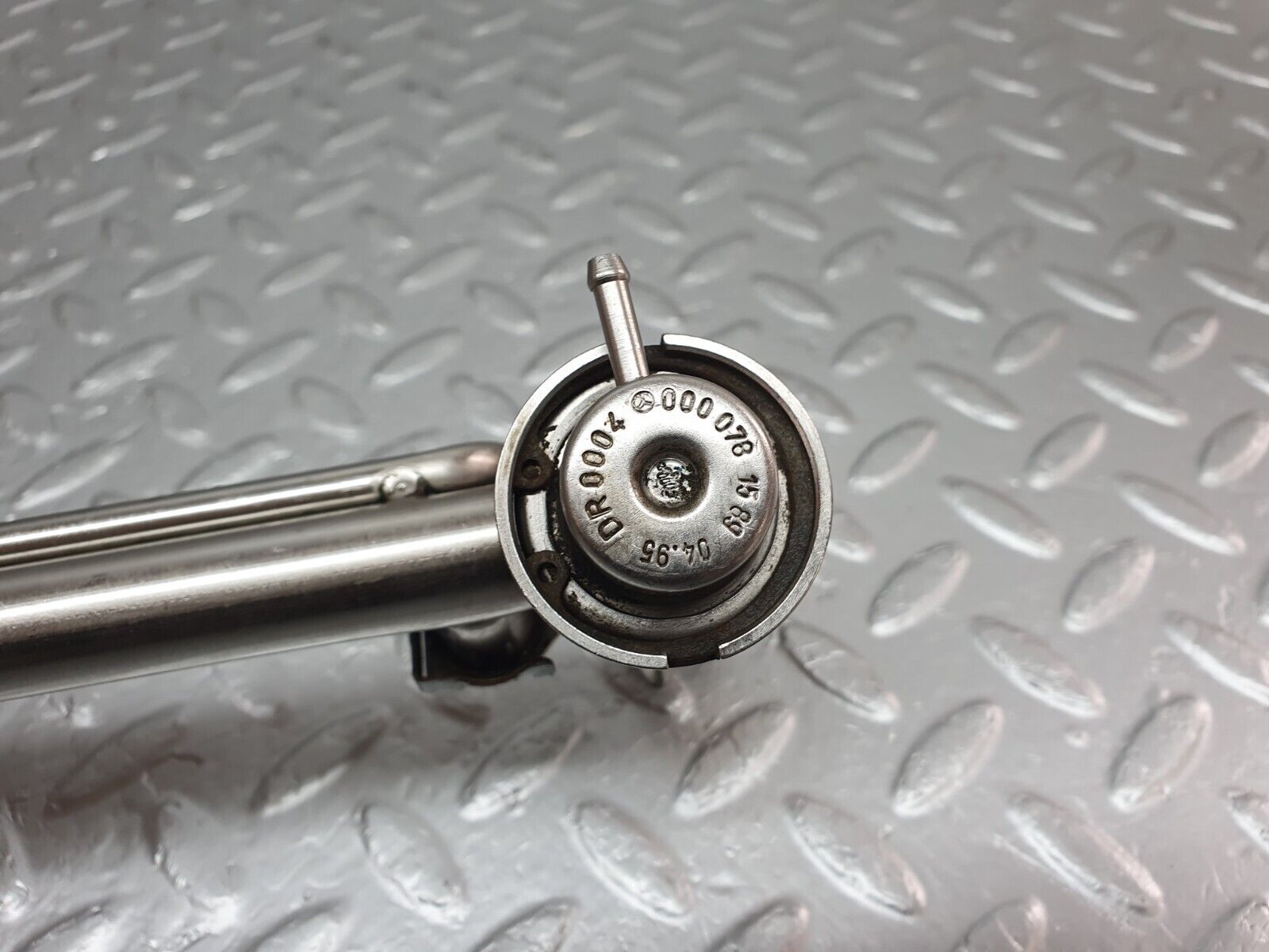 42324 Mercedes-Benz R129 320SL Coupe Fuel Injector Rail With Fuel Pressure Regulator 1040701395 0000781589