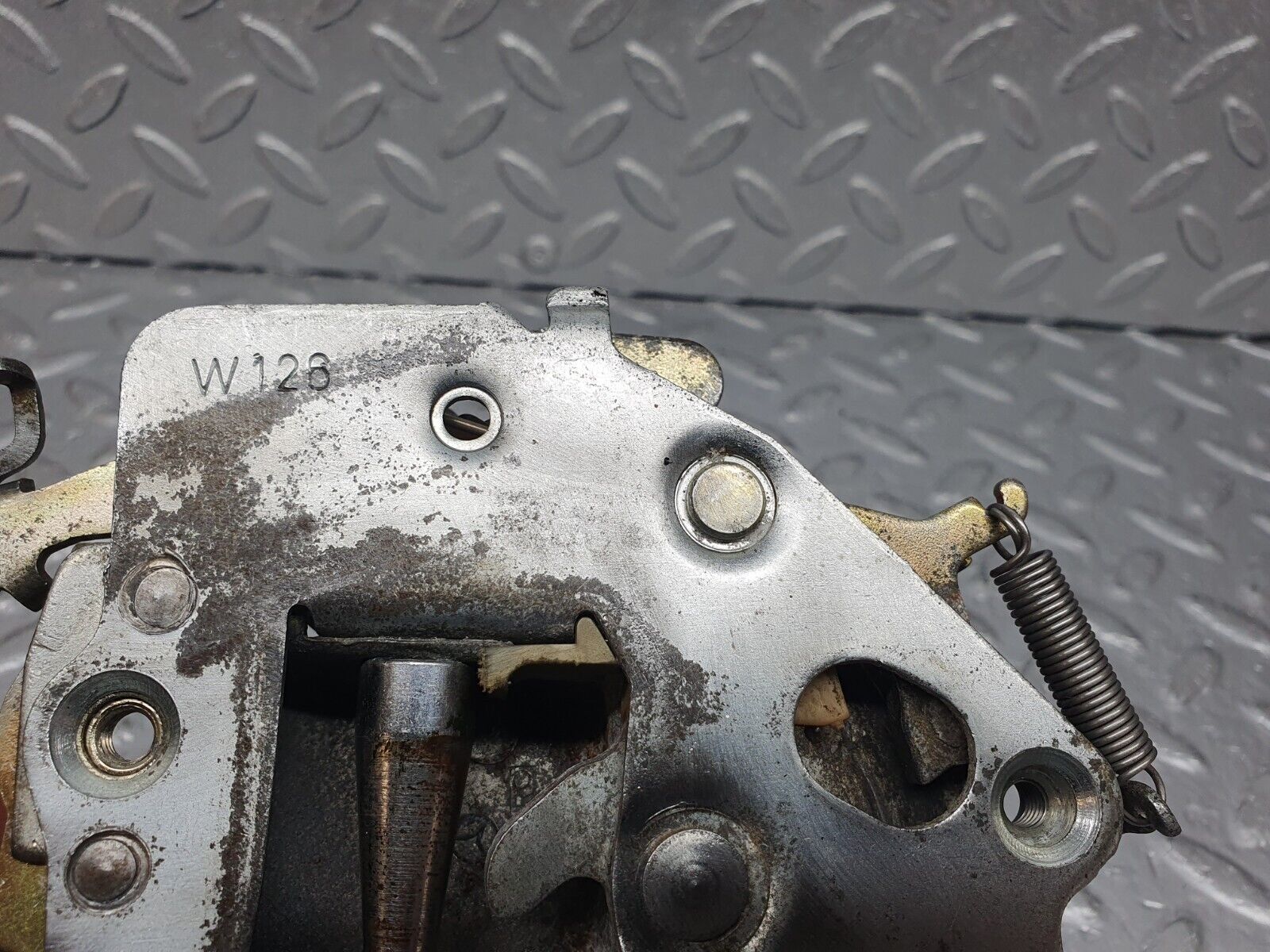 43642 Mercedes-Benz C126 380SEC Coupe Right Door Lock Mechanism