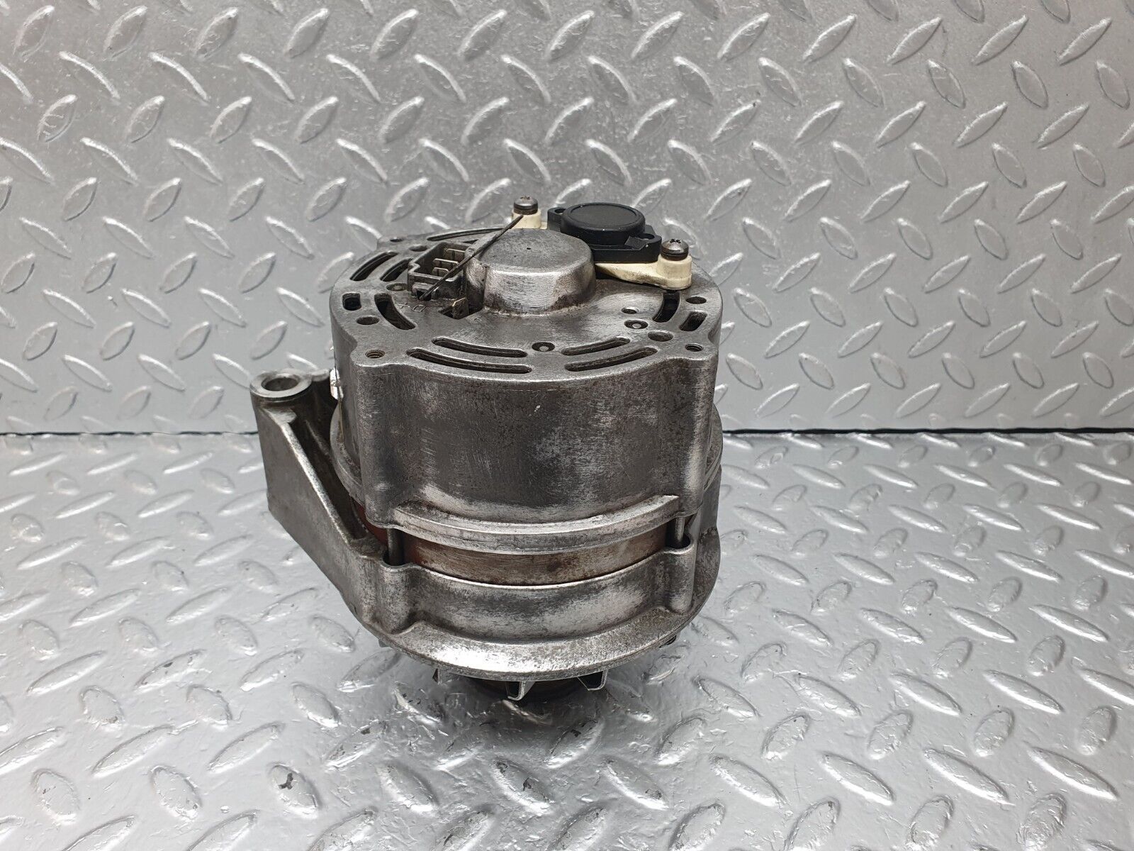 42738 Mercedes-Benz W201 190 2.0L Alternator Generator 0986033740 0120489324 6011550115