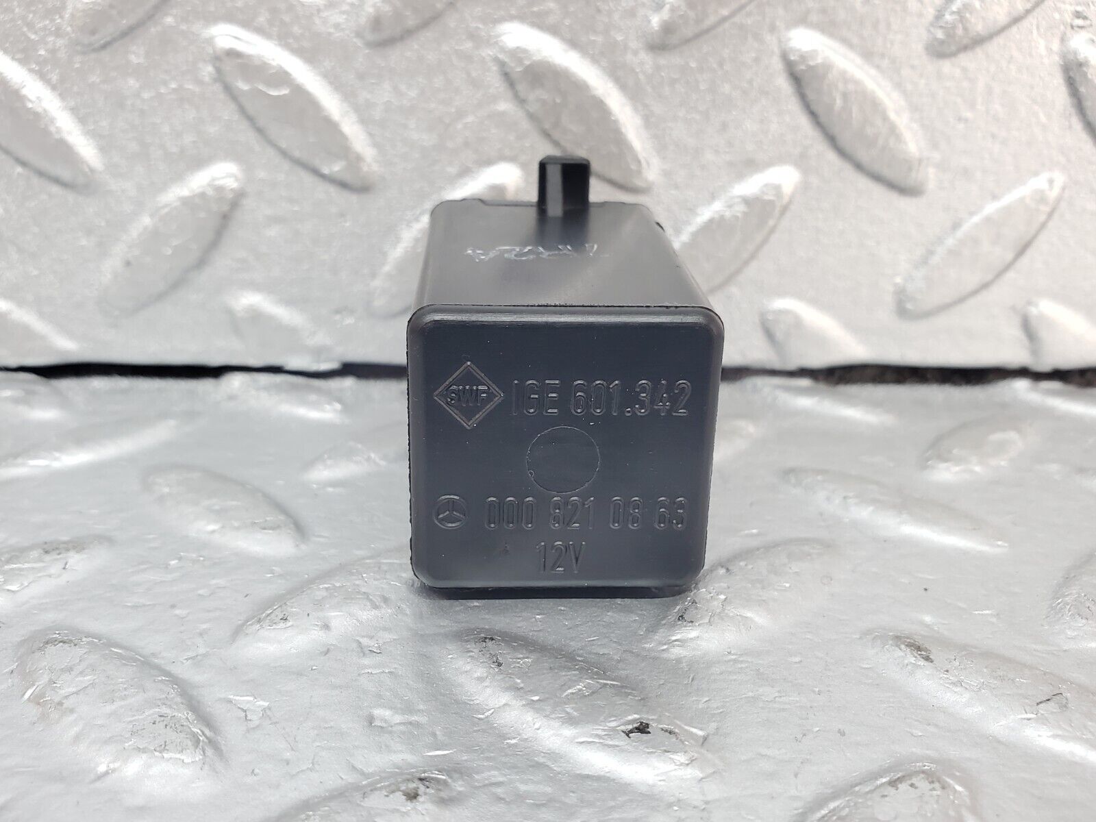 44357 Mercedes-Benz W123 280E Intermittent Wiper Relay 0008210863