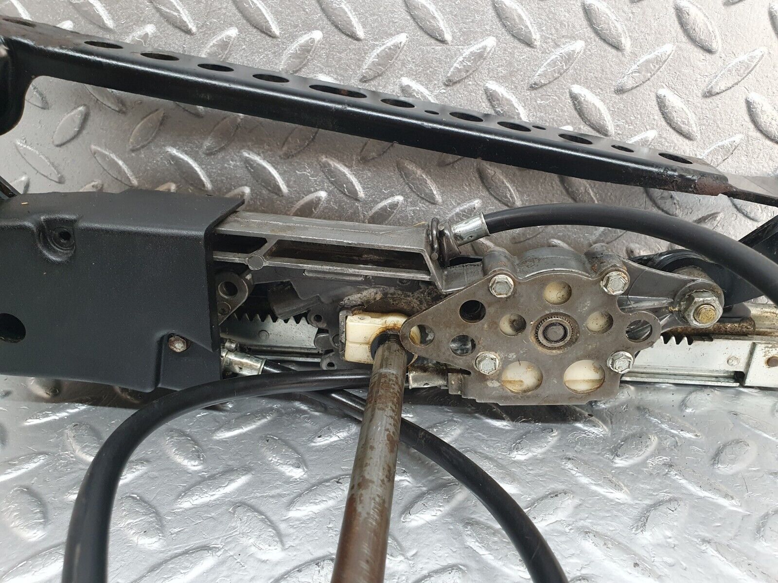 43824 Mercedes-Benz C126 380SEC Coupe Front Right Electric Seat Base