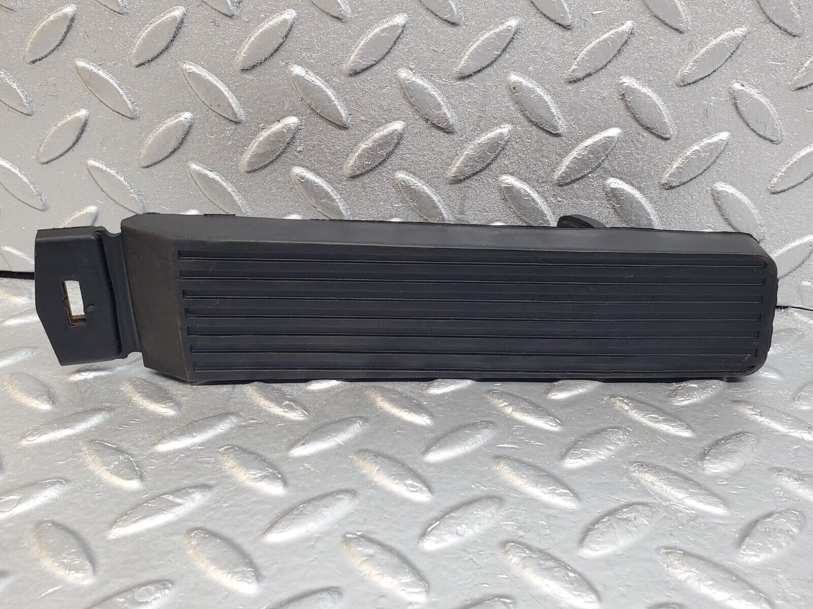 44722 Mercedes-Benz W124 220E Accelerator Pedal With Rubber 1233010082 1263000504