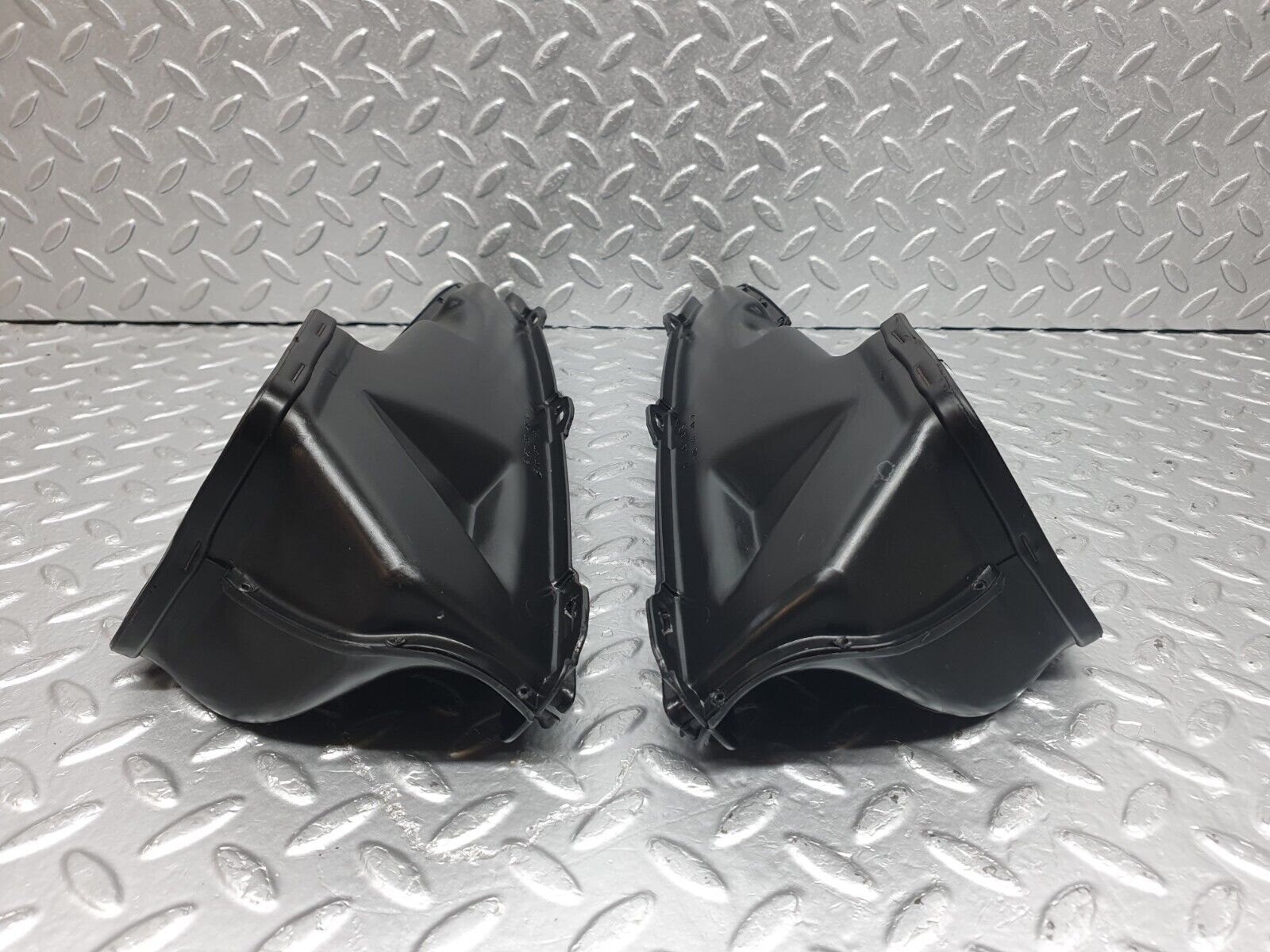 43494 Mercedes-Benz C126 380SEC Coupe Dashboard Air Vent Duct 2x 1268300219