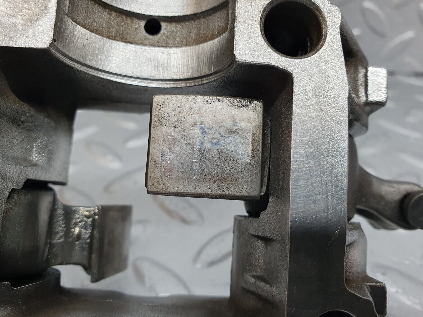 43065 Mercedes-Benz W123 Rocker Arms Camshaft Bearing Block 1020512110