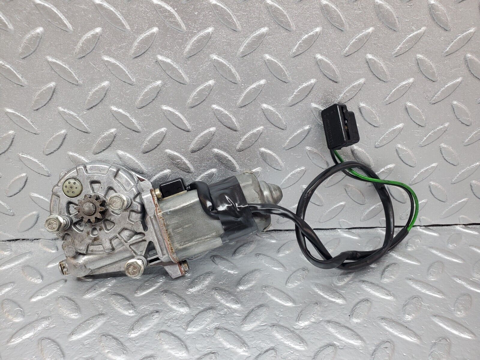 45762 Mercedes-Benz W126 420SE Rear Right Window Regulator Motor 0130821036