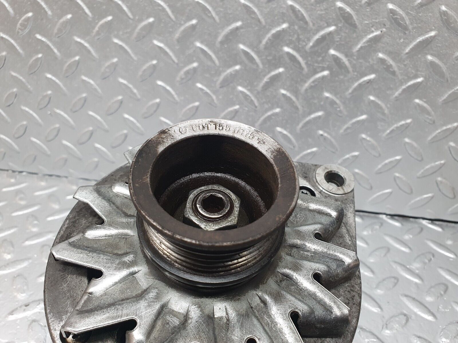 42738 Mercedes-Benz W201 190 2.0L Alternator Generator 0986033740 0120489324 6011550115