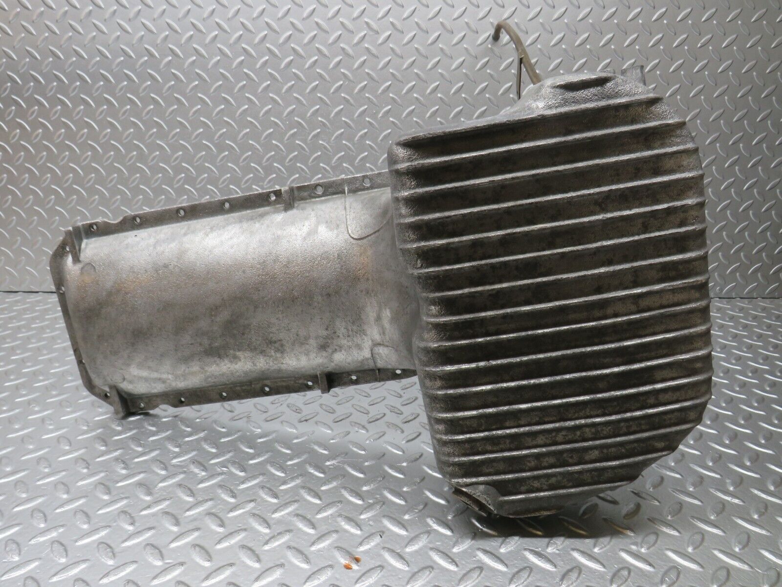 33097 Mercedes-Benz C107 R107 350 V8 Oil Pan Oil Sump 1160102913 1160140166