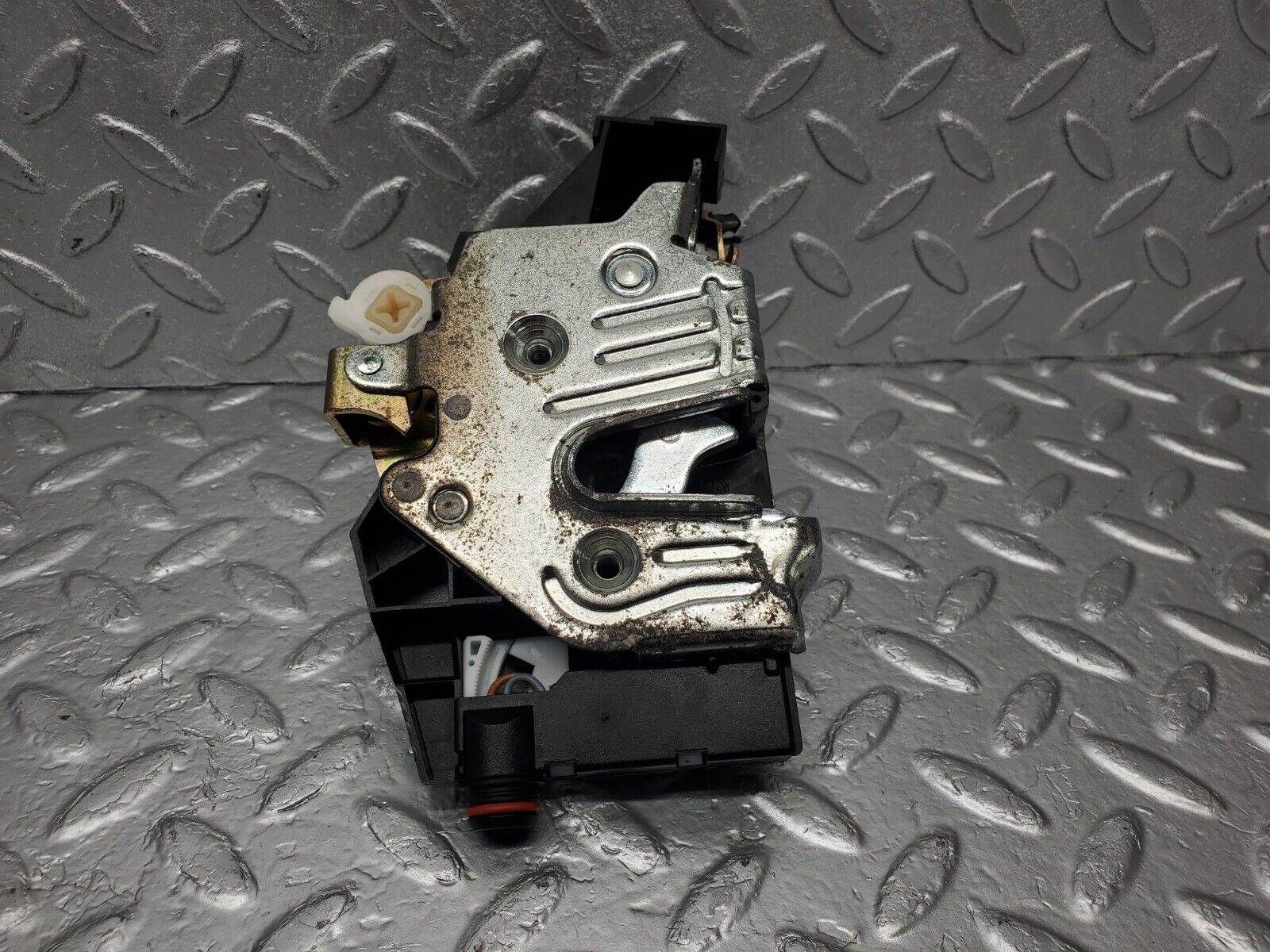 46750 Mercedes-Benz R129 320SL Coupe Left Door Lock Mechanism