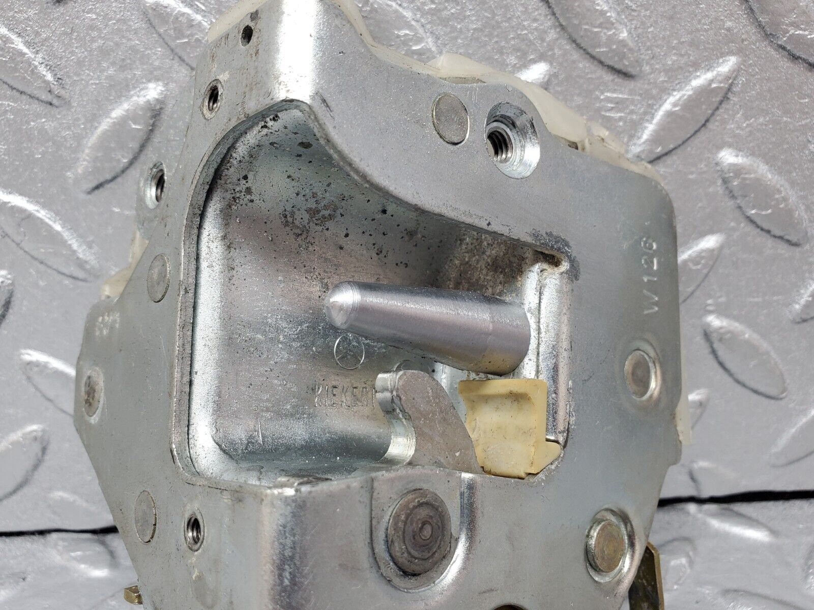 45620 Mercedes-Benz W126 420SE Front Right Door Lock Mechanism 1237230208