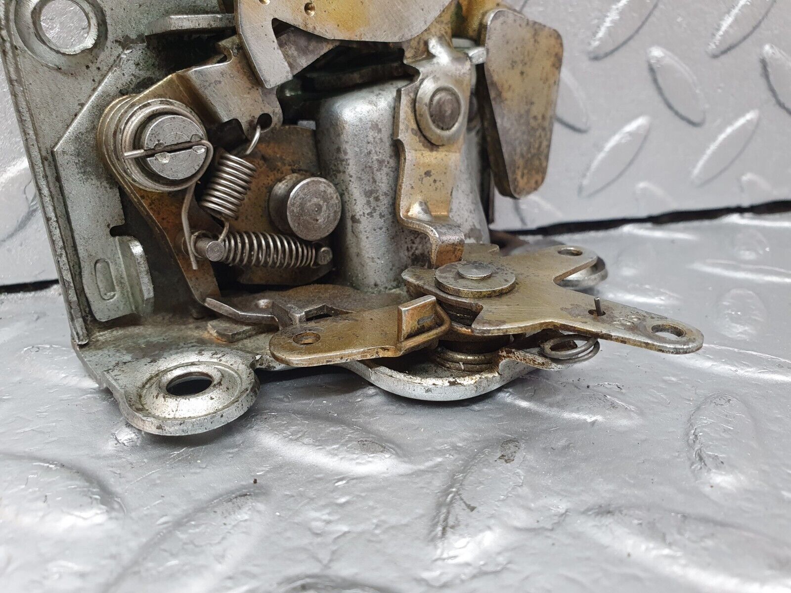 43251 Mercedes-Benz W108 280SE Front Right Door Lock Mechanism