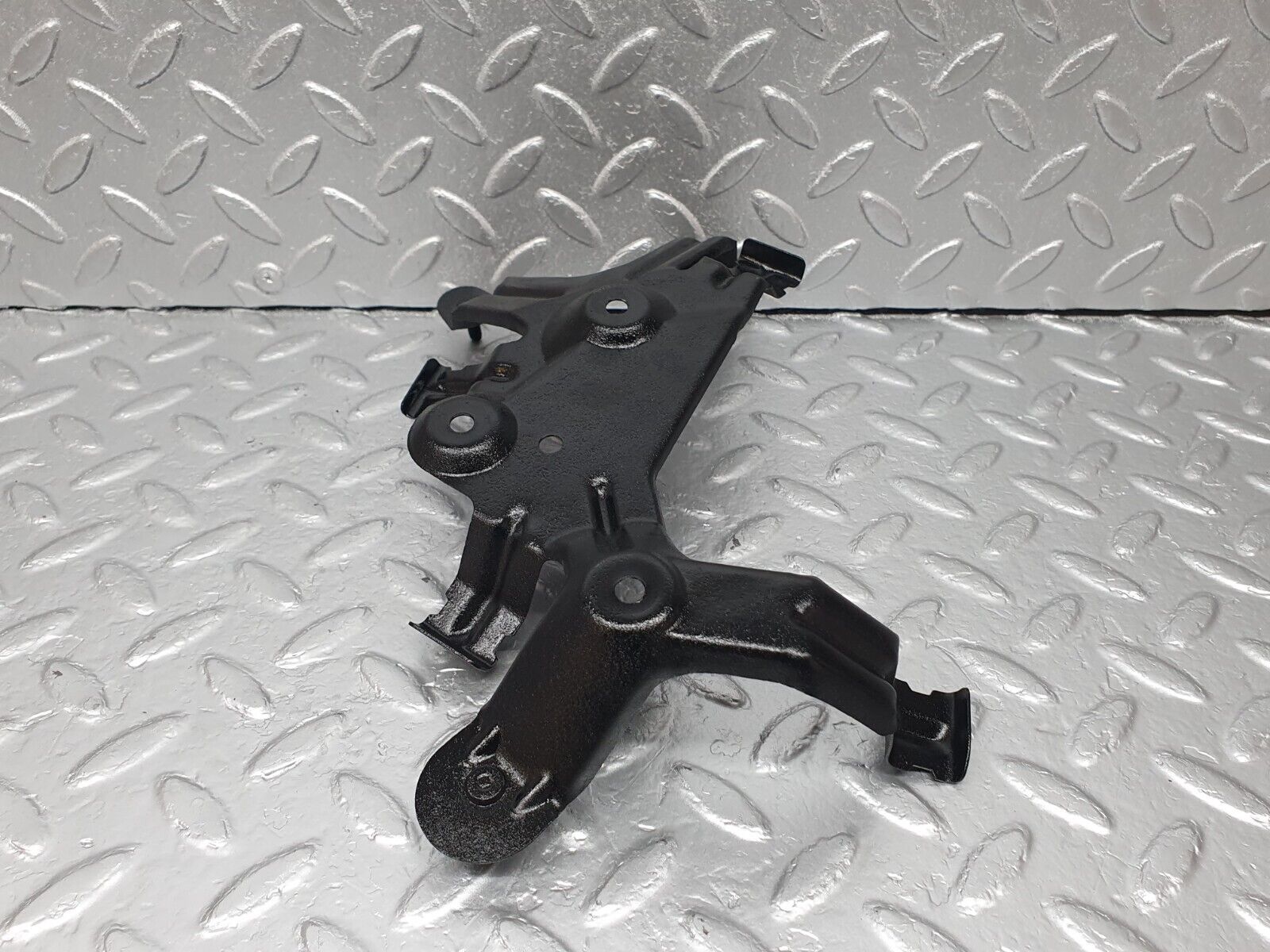42121 Mercedes-Benz W202 C200 Fuel Pump Bracket