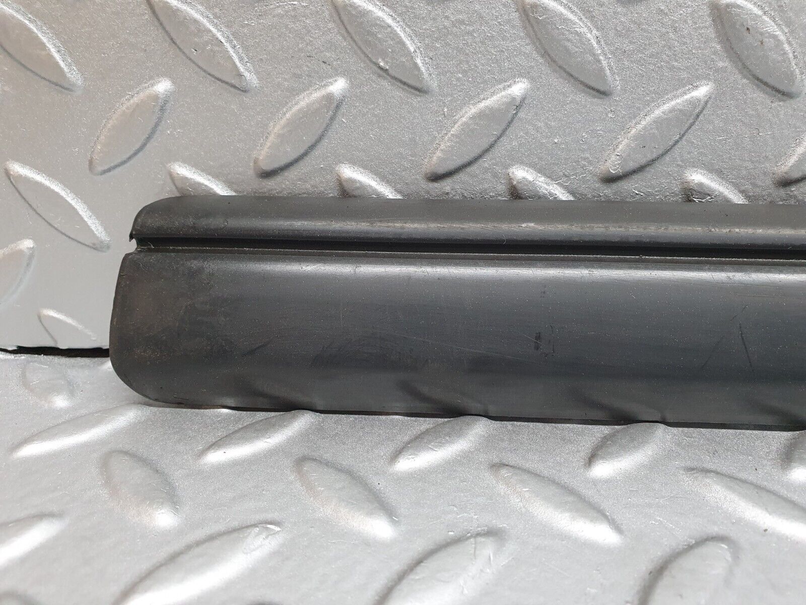 41683 Mercedes-Benz W124 200E Front Right Door Centre Moulding Trim