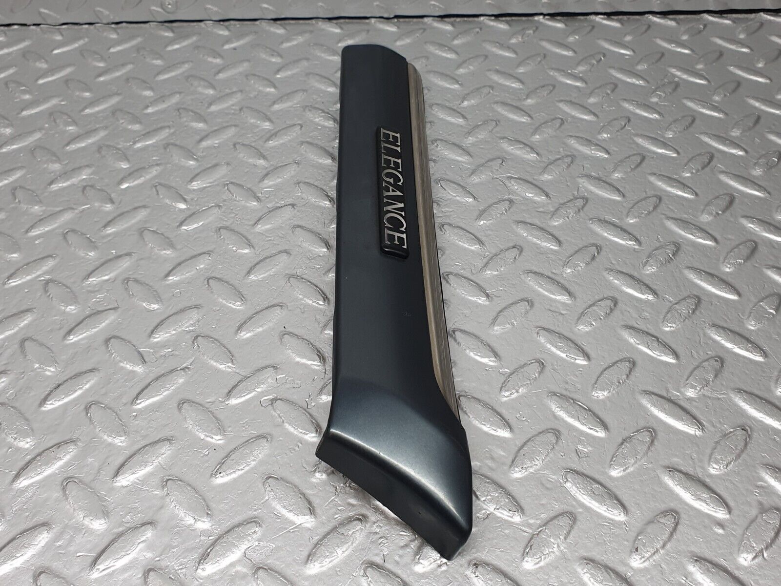 41802 Mercedes-Benz W202 C200 Front Right Fender Wing Centre Moulding 2026909262