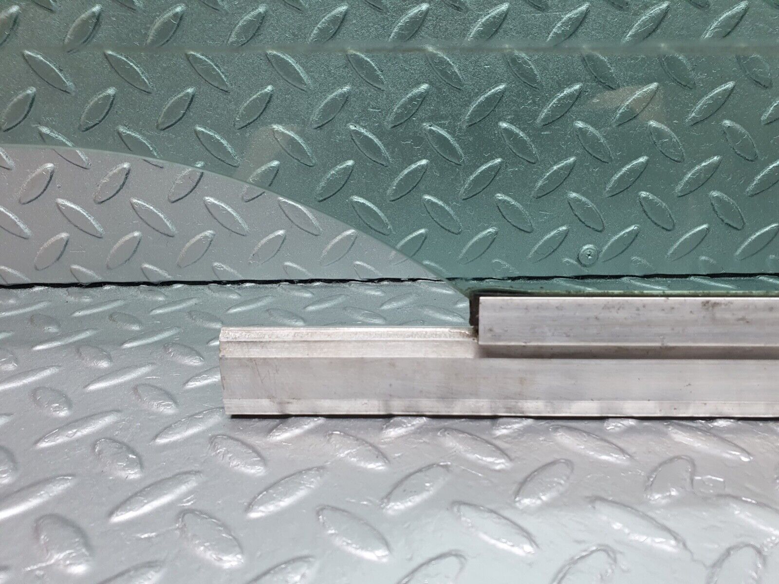 41994 Mercedes-Benz W202 C200 Front Left Door Window Glass